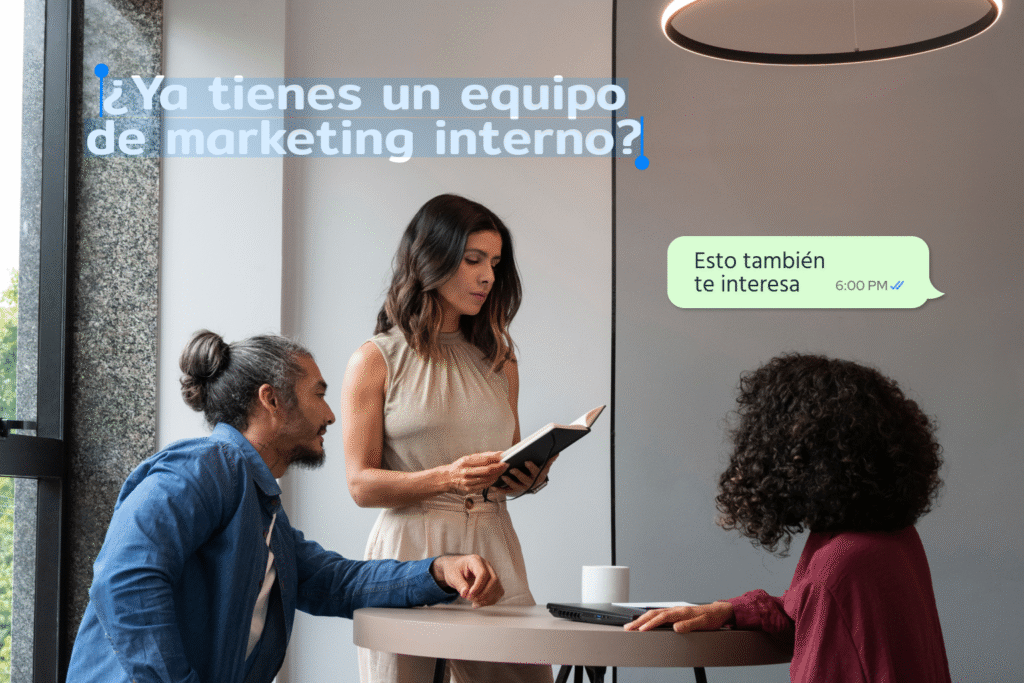 Equipo de marketing interno con agencia de marketing planeando estrategia digital